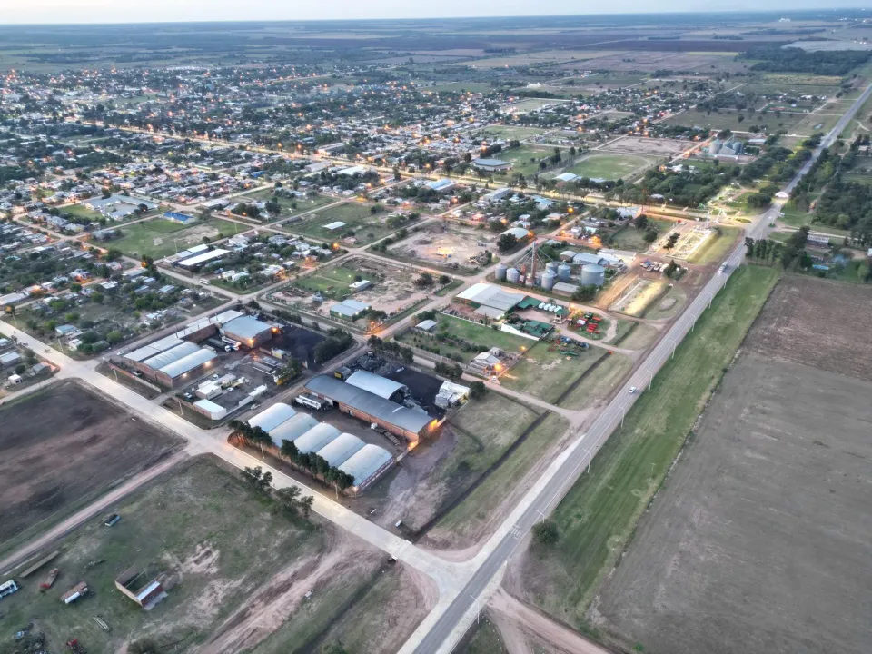 El Gobernador inauguró un nuevo almacén popular, más pavimento urbano y obras en la plaza central