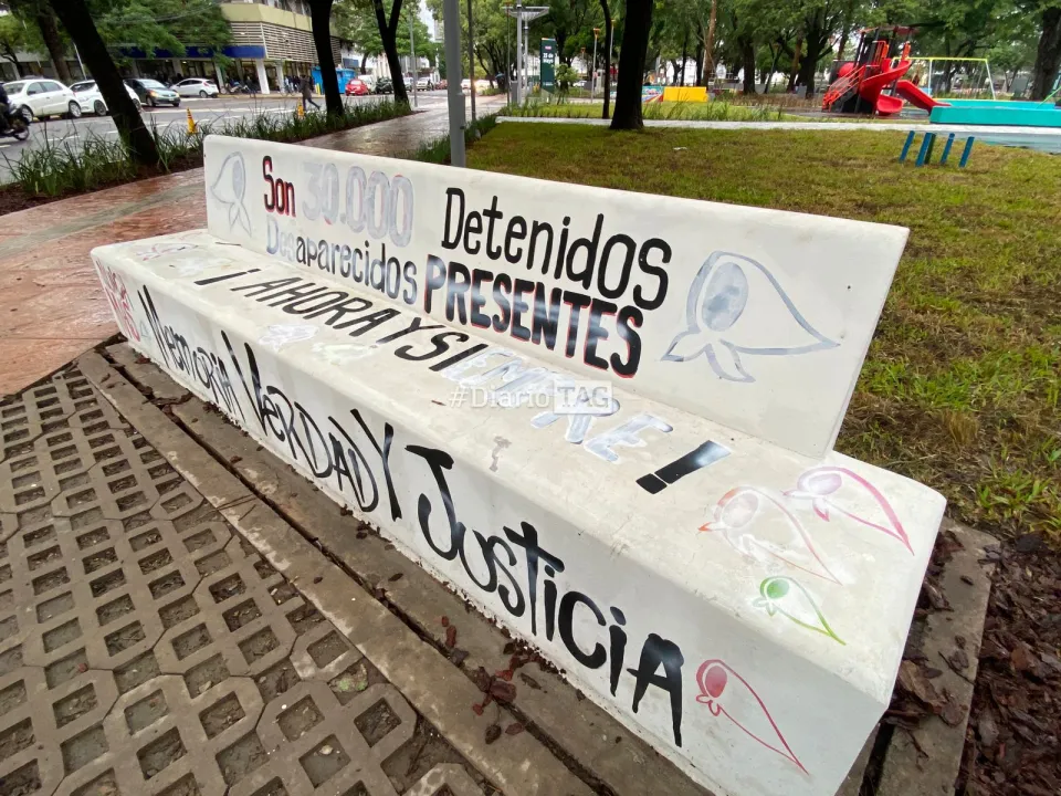 Plaza 25 de Mayo vandalización.jpg