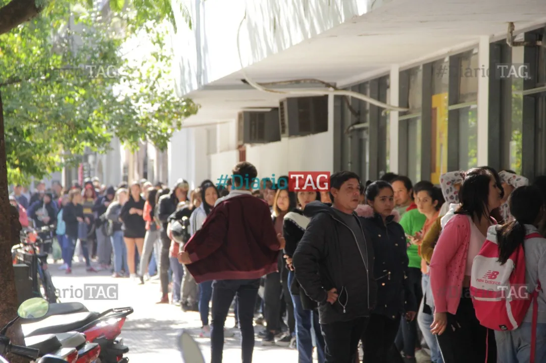 Filas en el Correo Argentino 